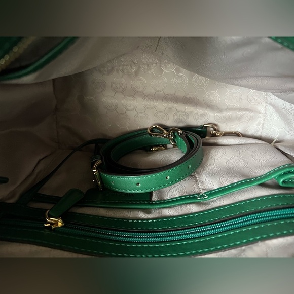 Michael Kors Hamilton Padlock and Key Traveller Bag in Gooseberry Green. - Picture 12 of 16